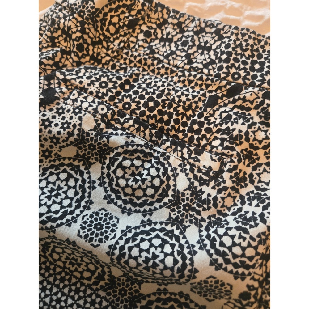 Artisan‎ NY Womens Black White Geometric Mandala Print Stretch Shorts Size 4 - Picture 3 of 5